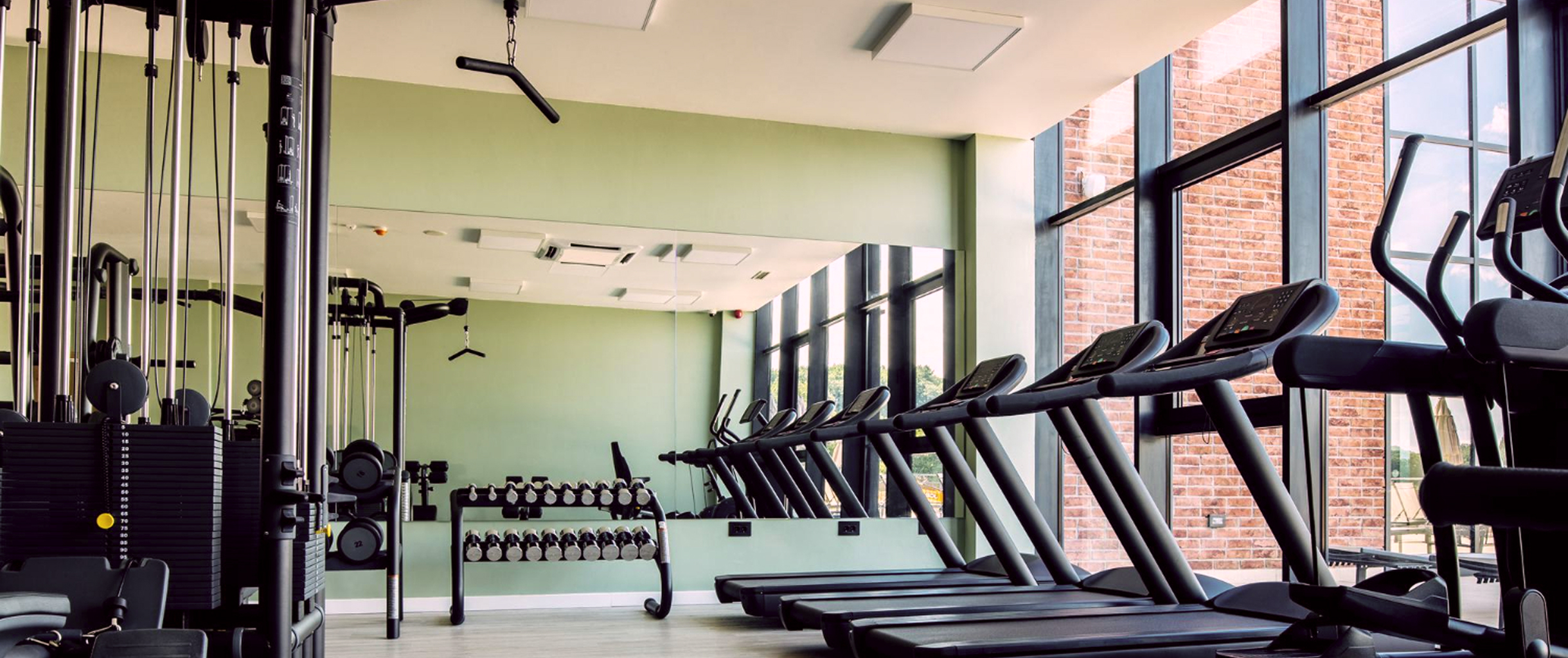 На фотографии изображен современный тренажерный зал.